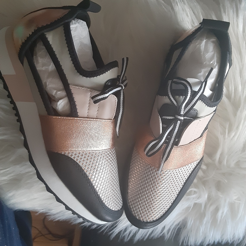 Sneakers - Picture 5 of 7